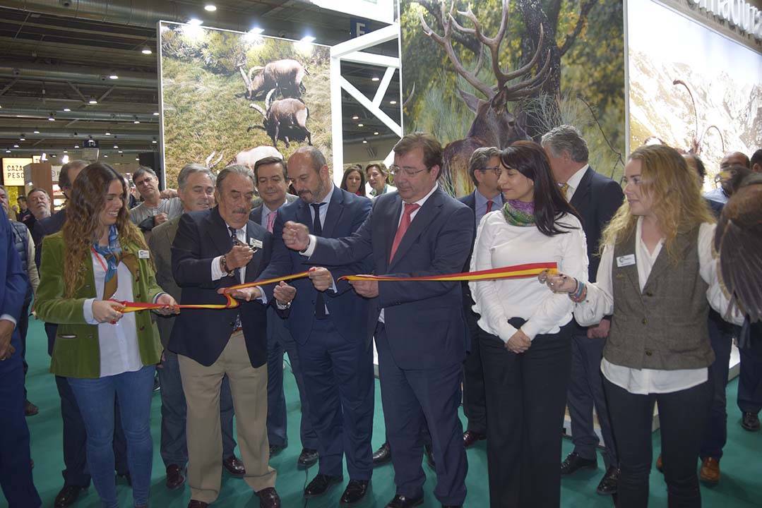 Cinegética 2019 abre sus puertas. El presidente de la Junta de Extremadura corta la cinta