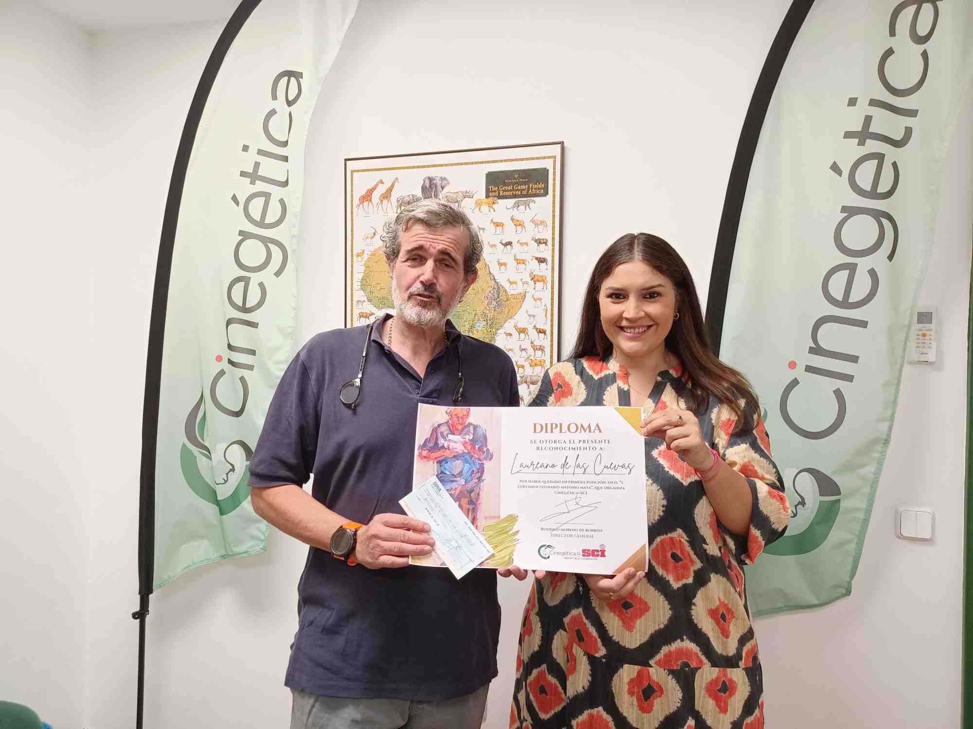 Carmen Mata entrega el primer premio del I Certamen Literario “Antonio Mata” al relato “Bajo la sombra de la bruma”, firmado por Barbacana